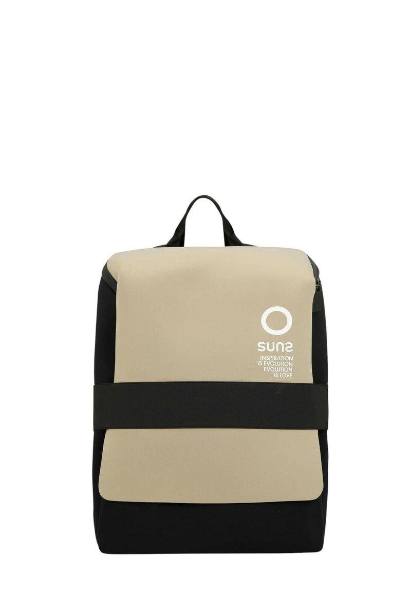 Zaino quadrato beige e nero con manico superiore, pattina frontale, cinturino orizzontale nero e logo bianco "SUNS" con testo motivazionale.