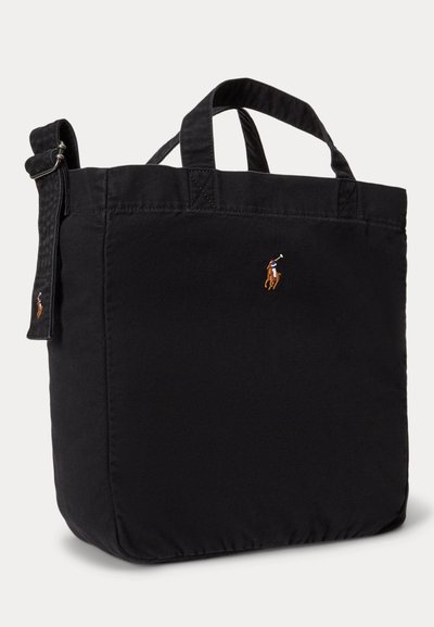 Czarna torba na ramię z tkaniny z podwójnymi uchwytami, regulowanym paskiem na ramię oraz małym haftowanym logo gracza polo na przedniej części i pasku.