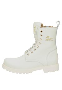 Botas de tobillo de cuero blanco con un cuello acolchado, superficie texturizada, punta redonda y suela resistente. Presenta un logo dorado y ojales de metal.