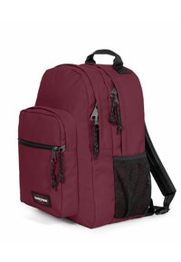 Vinröd ryggsäck med vadderade sidor, två fickor med dragkedja på framsidan, nätficka på sidan, svart hårdvara och ett handtag på toppen. Hållbart tyg.