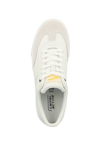 Baskets blanches en cuir lisse et en daim, dotées d'un laçage, d'accents jaunes et d'une semelle intérieure texturée avec logo.
