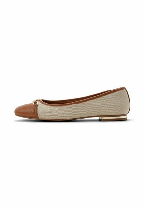 Beiger Mesh- und brauner Lederslipper mit spitzer Zehenpartie, kleinem Metallverschluss und niedrigem Blockabsatz.