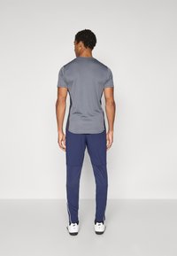 Under Armour CHALLENGER TRAINING - Tréningruha alsók - midnight navy/white