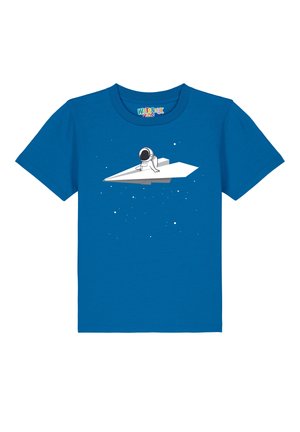 Blaues Baumwoll-T-Shirt mit einem grafischen Aufdruck eines Astronauten auf einem Papierflugzeug, umgeben von weißen Sternen auf einem einfarbigen Hintergrund.