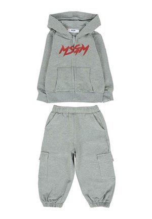 Grijs kinder tweedelig outfit met een rits hoodie met daarop rode "MSGM" tekst en een elastische taille en boorden op de bijpassende broek met zakken.