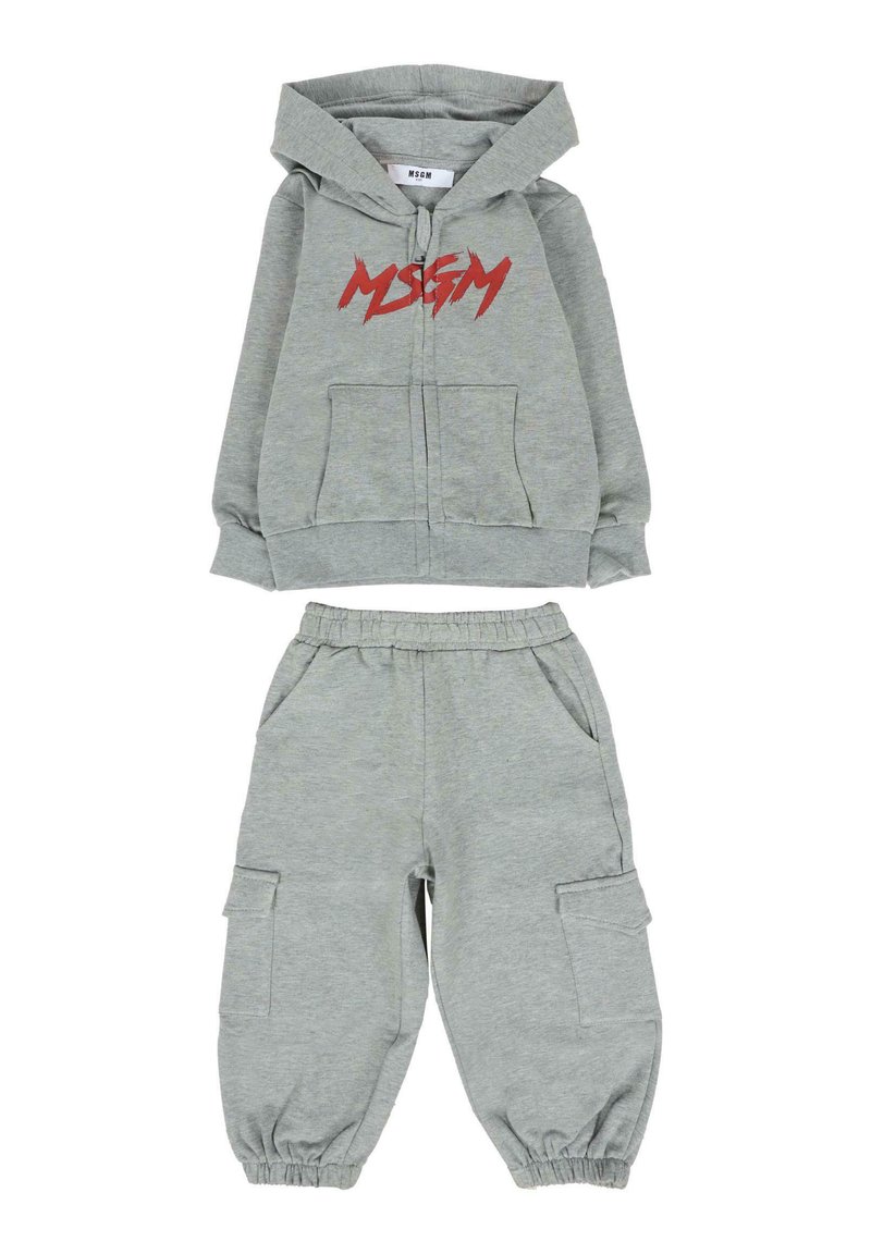 Grijs kinder tweedelig outfit met een rits hoodie met daarop rode "MSGM" tekst en een elastische taille en boorden op de bijpassende broek met zakken.