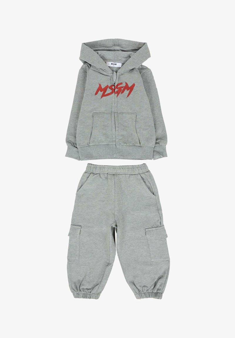 Grijs kinder tweedelig outfit met een rits hoodie met daarop rode "MSGM" tekst en een elastische taille en boorden op de bijpassende broek met zakken.