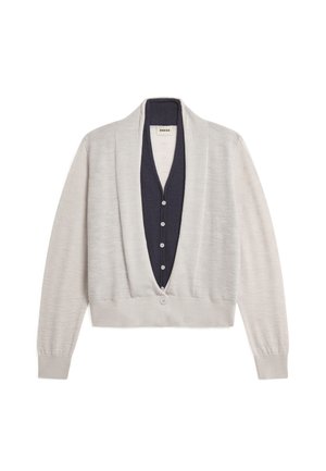 Cardigan gris clair en matériau texturé, avec une couche intérieure bleu marine, un col V profond, des manches longues et une fermeture à boutons à la taille.