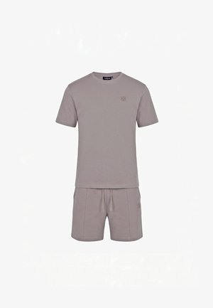 Szara bluza w kolorze taupe z krótkim rękawem oraz dopasowane szorty ze sznurkiem, oba z małymi haftowanymi logo po lewej stronie.