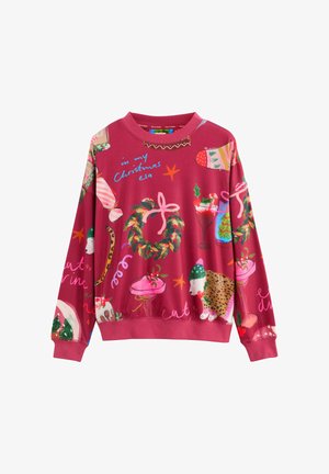 Röd sweatshirt med julinspirerade illustrationer som inkluderar kransar, desserter, drycker, julsockor och en liten hund med hatt och tröja.