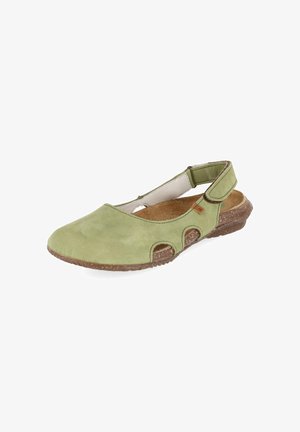 Hellgrüner Damen-Slingback-Schuh aus Wildleder mit Ausschnitten und brauner strukturierter Sohle, isoliert vor weißem Hintergrund.