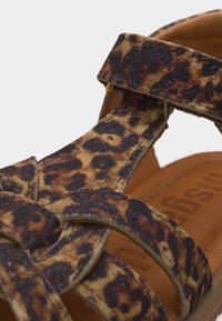 Πέδιλο με λουράκια σε καφέ και μαύρο μοτίβο λεοπάρδαλης και επένδυση από μαλακό ταμπά πέλμα.