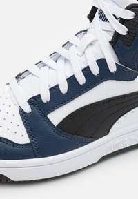 Puma REBOUND V6 MID JR  - Sneakers alte - white/black/club navy