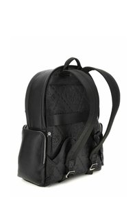 Zaino in pelle nera con motivo logo in rilievo, spallacci regolabili, tasca frontale con zip e robusti dettagli in metallo.