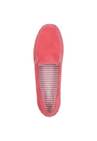 Korallenfarbene Wildlederschlupfschuhe mit kontrastierenden genähten Details. Gefüttert mit einem gestreiften Stoffmuster, bieten sie eine abgerundete Zehenpartie und eine flache Sohle.