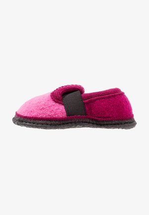 Roze vilten slipper met een donkergrijze zool, afgeronde vorm en een zwarte verstelbare band over de bovenkant voor een veilige pasvorm.