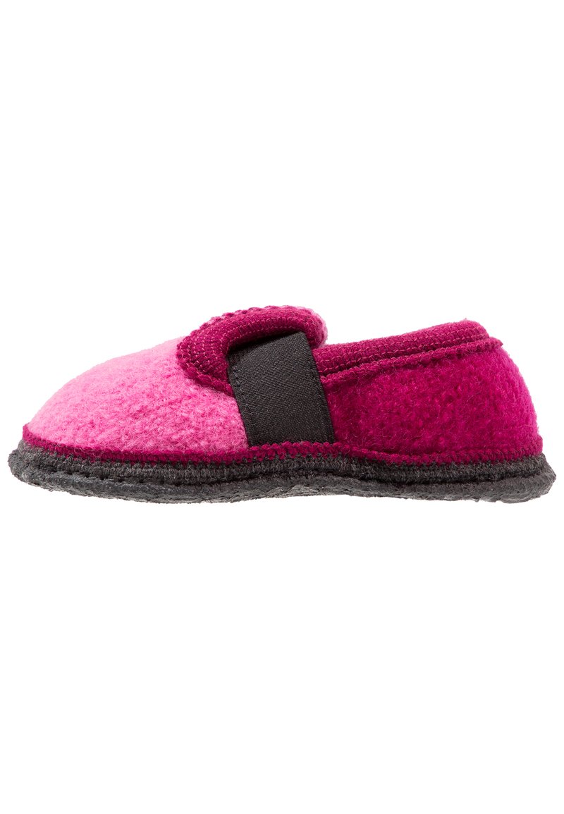 Roze vilten slipper met een donkergrijze zool, afgeronde vorm en een zwarte verstelbare band over de bovenkant voor een veilige pasvorm.