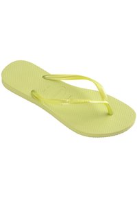 Tongs en caoutchouc jaunes avec une semelle texturée et à motifs, dotées de fines lanières pour maintenir le pied en place. Design simple et léger.