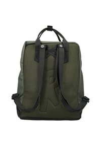 Mochila de nylon verde con un panel de malla, superficie texturizada, correas ajustables negras y un asa superior; cuenta con un logotipo destacado en el lado.