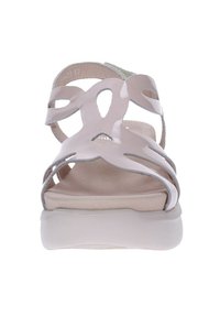 Sandalias rosas claras con diseño troquelado, superficie brillante de charol, plantilla suave y suela de goma blanca, con sutiles acentos grises.