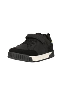 Baskets noires avec tige en daim et synthétique, bout rond, fermeture à lacets et velcro, semelle intermédiaire blanche et semelle en caoutchouc noir texturé.