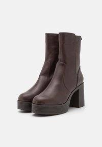mtng SIXTIES - Ankelboots med høye hæler - napiri moka