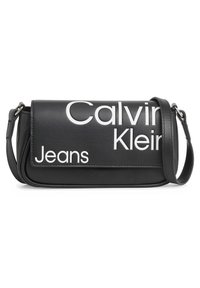 Černá obdélníková crossbody taška z umělé kůže se zapínáním na klopu. Na přední straně je velký bílý nápis "Calvin Klein Jeans".
