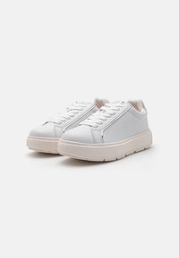 Weißer Sneaker mit Obermaterial aus glattem Leder, runder Zehenpartie, flachen Schnürsenkeln und einer cremefarbenen Gummisohle. Verfügt über Stitching-Akzente und ein Logo auf der Zunge.