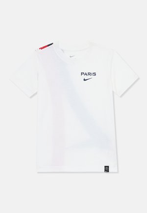 Vit bomull t-shirt med "PARIS" och Nike-logotyp i marinblått. Har flerfärgade detaljer på axeln och en svart etikett vid fållen.