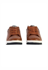 Sneaker in pelle marrone con design con lacci, suola intermedia bianca e suola esterna in gomma nera. Presenta un logo del marchio sulla linguetta e sul lato.