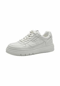 Sneakers bianchi in pelle strutturata, punta rotonda, suola in gomma spessa e dettagli perforati. Design con lacci e accenti del logo sui lati.
