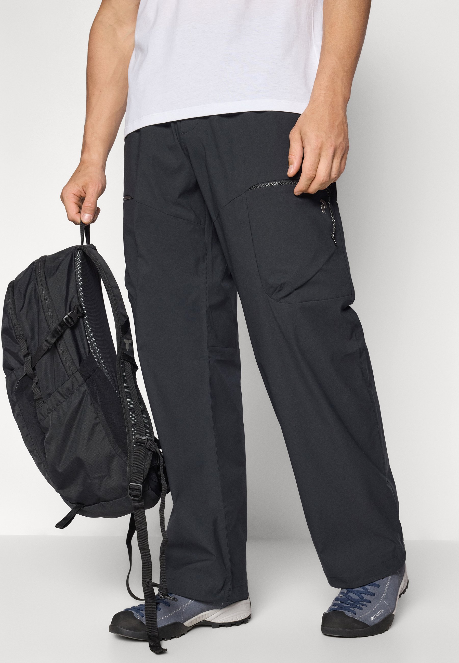 Peak Performance CARGO PANTS - Outdoor trousers - black - Zalando