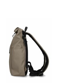 Sac à dos beige avec une fermeture à enroulement. Présente une surface texturée, une poche avant, une bandoulière rembourrée et des sangles ajustables.