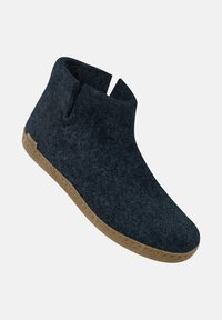 Mörkgrå filtankelslipper med en tan gummisula, som har en liten sidospalt upptill för enkel påtagning.