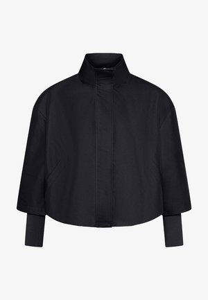 Veste courte noire en tissu lisse, dotée d'un col montant, de manches larges et de poches latérales, au design minimaliste.