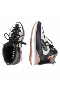 Zapatillas de piel negra y malla blanca con acentos estampados, cordones negros y una suela de goma con un diseño texturizado y detalles metálicos.
