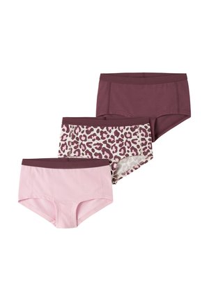Tri páry dámskeho hipster spodného prádla v jednofarebnej bordovej, ružovej s bordovým pásom a ružovej s leopardím vzorom a bordovým pásom.