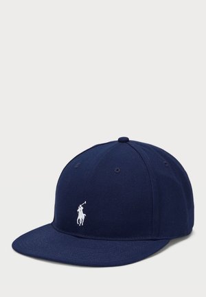 Marineblå baseballkasket med flad skygge og hvidt broderet polo-spillerlogo midt foran.