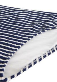 Marinblå och vitrandig bikiniunderdel tillverkad av texturerad tyg, med en slät vit foder och en sydd kant.
