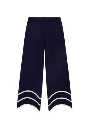 Pantalones anchos azul marino con dobladillos ondulados, con dos rayas blancas onduladas cerca de la parte inferior de cada pierna.