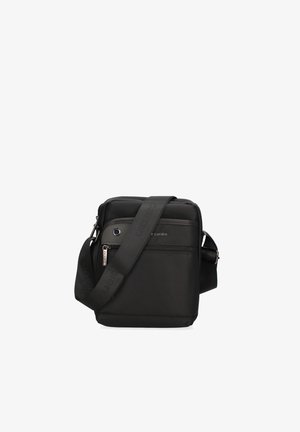 Borsa a tracolla nera in nylon. Presenta una tasca frontale con zip, tracolla regolabile e un branding discreto sul davanti. Forma rettangolare.