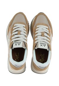 Sneakers color tan e beige realizzati in mesh e suede, design con lacci, con lacci bianchi e suola ammortizzata. Presentano il marchio sulla linguetta.