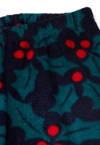 Pantalones de forro polar con fondo azul marino oscuro que presentan un patrón floral en verde azulado y rojo, con cintura elástica y textura suave.
