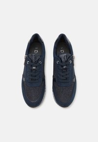 Sneakers navy con dettagli in suede e glitter. Presentano una chiusura con lacci, una cerniera laterale e una suola in gomma texturizzata. Taglia 37 indicata all'interno.