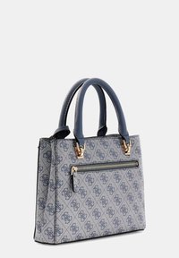 Sac à main structuré en tissu bleu et gris avec motif logo, doubles poignées courtes, et une poche avant zippée avec des accents en métal doré.