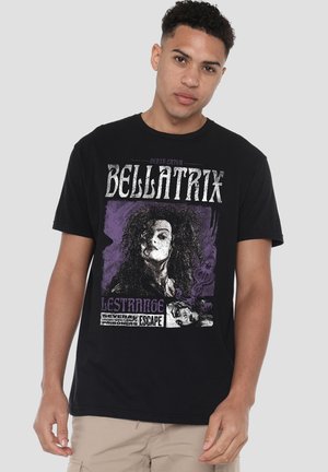 Mann trägt ein schwarzes T-Shirt mit einer Grafik von Bellatrix Lestrange und Text, der auf die Flucht eines Hochsicherheitsgefangenen verweist.