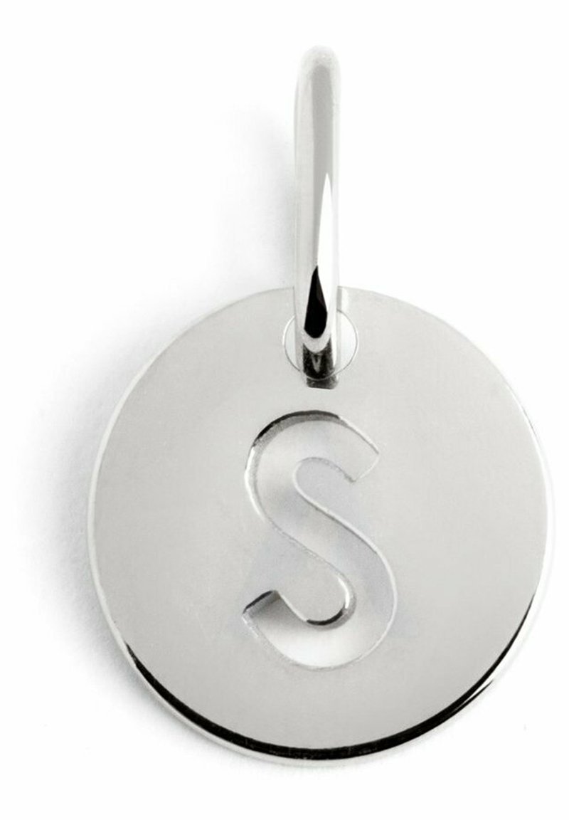 Colgante circular de plata con una letra "S" levantada en el centro, acabado pulido y un lazo para la sujeción.