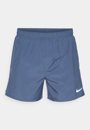 Szorty Nike w jasnoniebieskim kolorze, wykonane z lekkiego materiału. Posiadają elastyczny pasek w talii oraz biały logo na dolnym lewym boku.