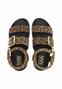Lederne Sandalen mit Leopardenmuster, zwei breiten Riemen, Schnallenverzierung und einer schwarzen Sohle, die eine strukturierte Oberfläche und wechselnde Brauntöne aufweist.