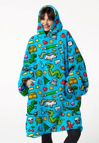 Blaue Kapuzen-Decke mit Pixelkunstmustern, die Dinosaurier, Herzen und verschiedene Icons zeigen. Weicher Stoff, übergroßes Design und Fronttaschen.